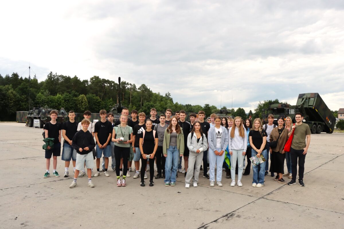 Wunsiedeler Schüler entdecken Bundeswehrleben in Weiden