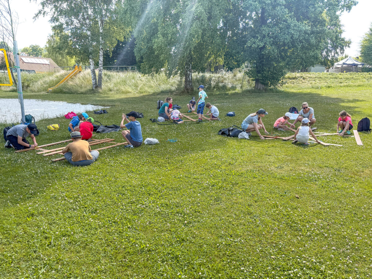 Jugendliche erobern den Erlenweiher mit Selbstbauflößen