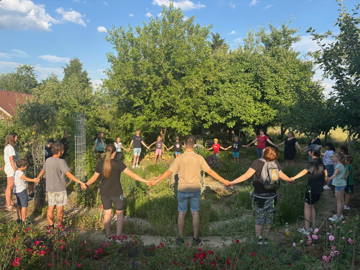 Kinder entdecken Heiligen Geist in Floß