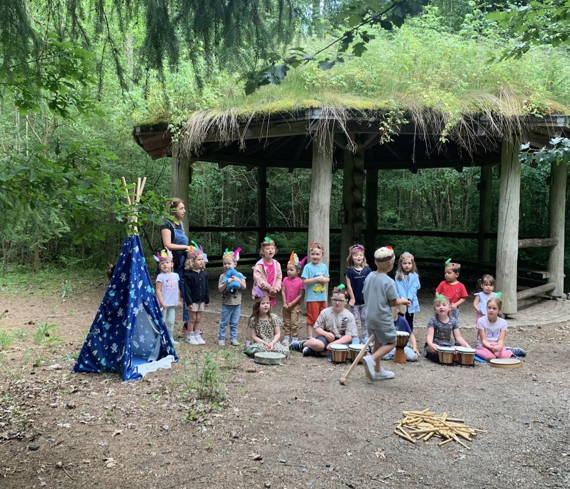 Kindergarten bringt Indianerkultur auf den Holzweg