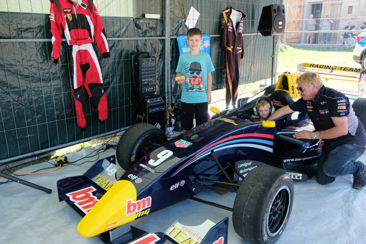 Kinderträume fliegen hoch bei Sommerfest in Oberpfalz