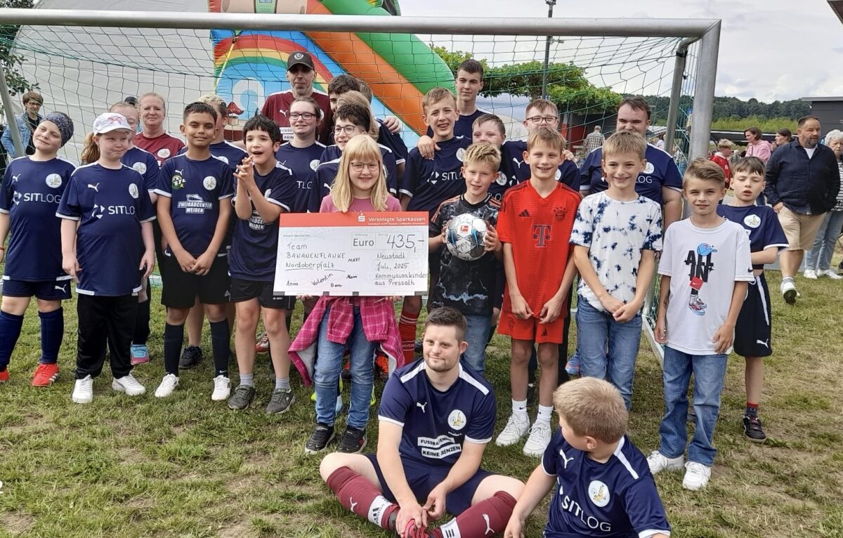 Kommunionkinder unterstützen „Team Bananenflanke“ mit Spende