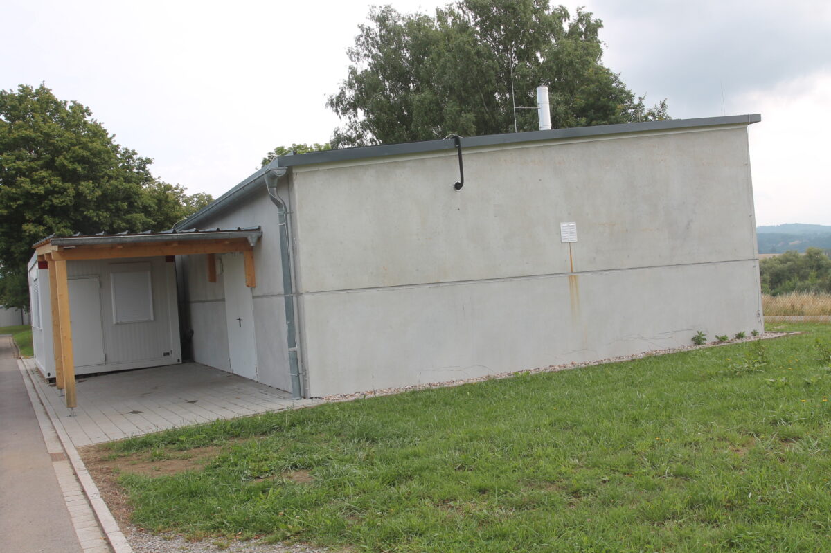 Floß: Künstler Mahdi Neyazi soll die Heizzentrale mit Sportmotiven aufpeppen