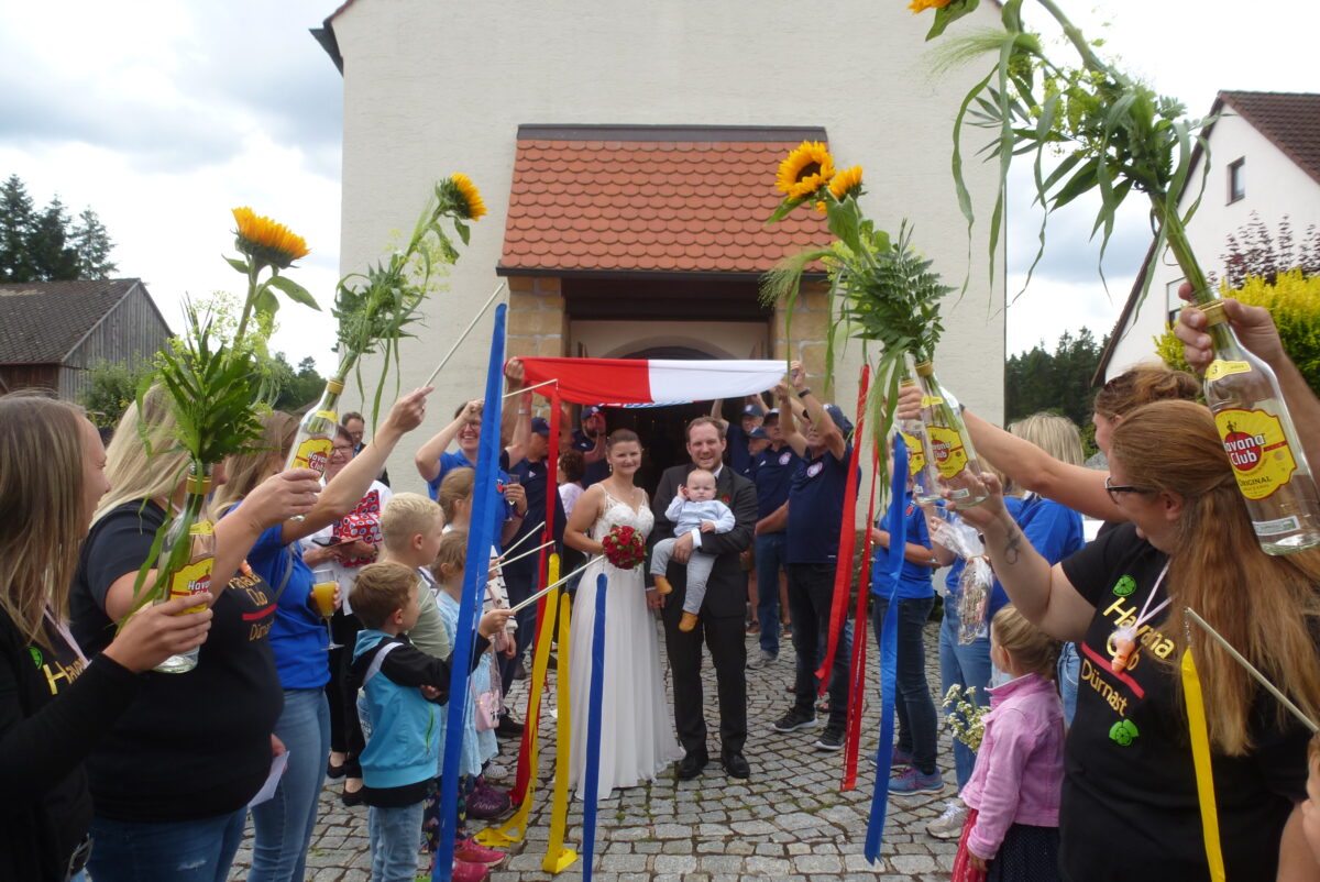 Liebesglück und Familiensegen in Dürnast gefeiert