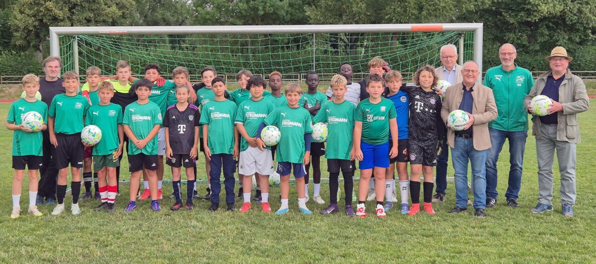 Pressefoto Spendenübergabe FC Weiden Ost.jpg