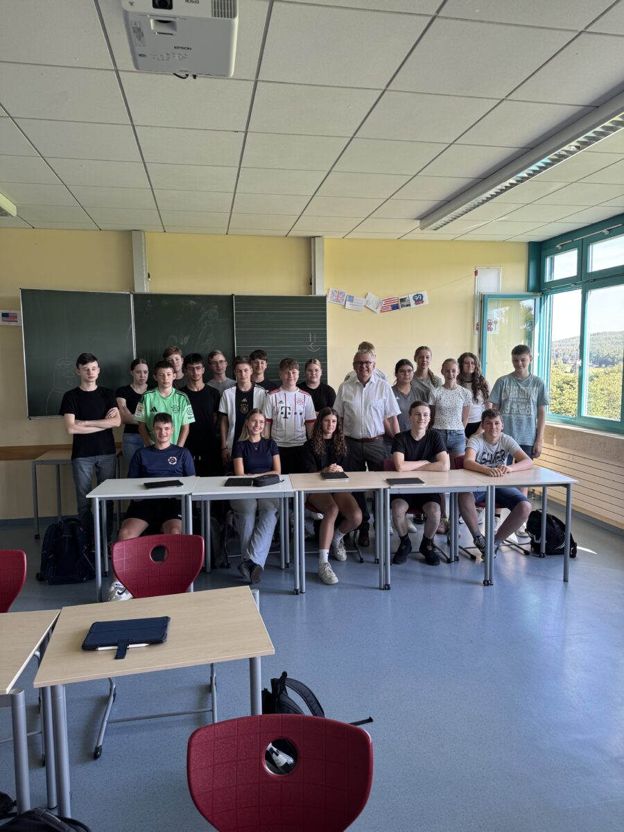 MdL Scharf diskutiert Politik mit Neunburger Realschülern