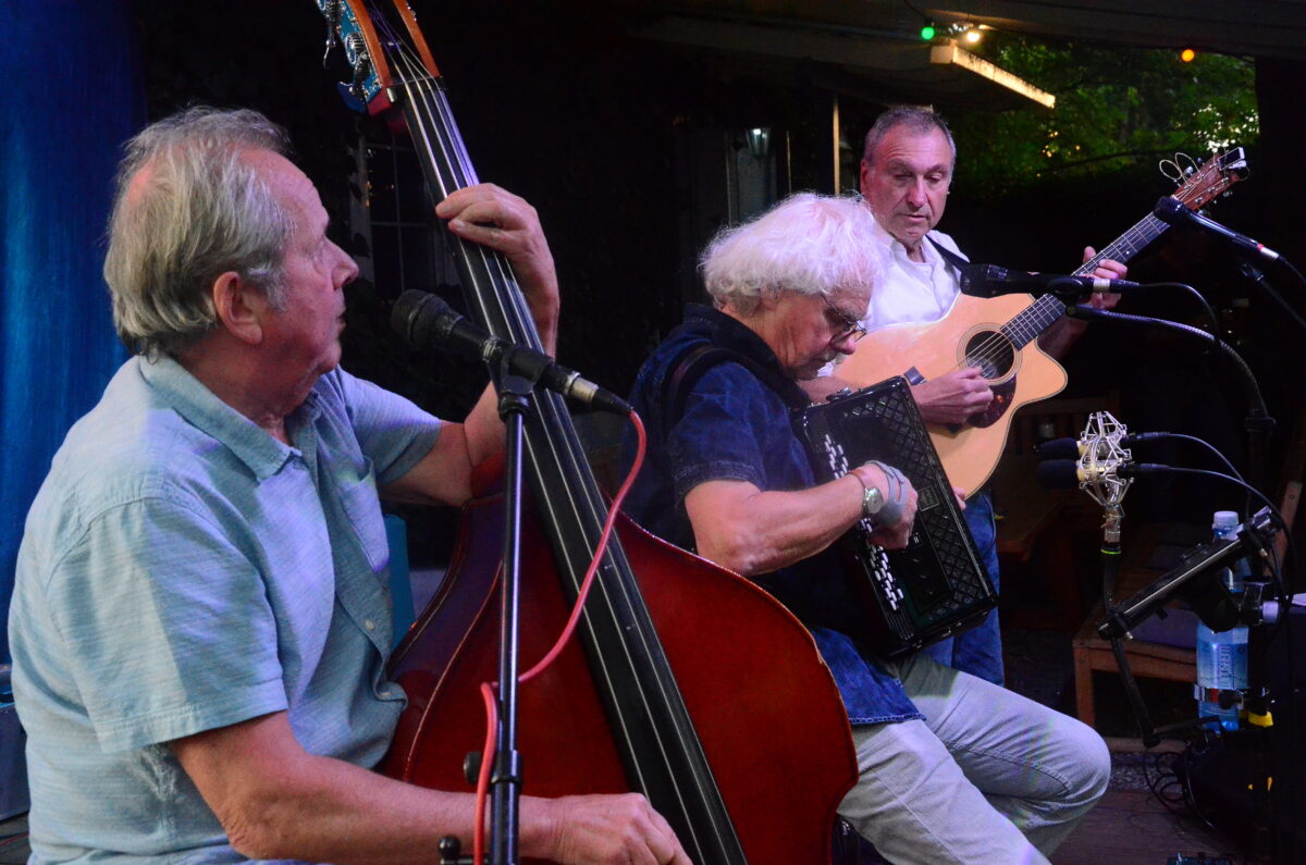 Drei Herren mit Gitarre, Akkordeon und Kontrabass