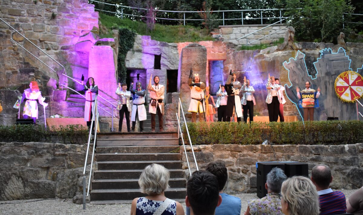Buntes Musical „Spamalot“ auf der Naturbühne am Schönberg