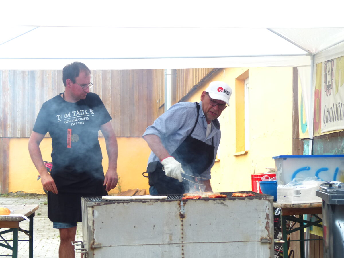 DerGrill war fest in den Händen von Johann Paulus )rechts) und Andreas Lorenz (links)