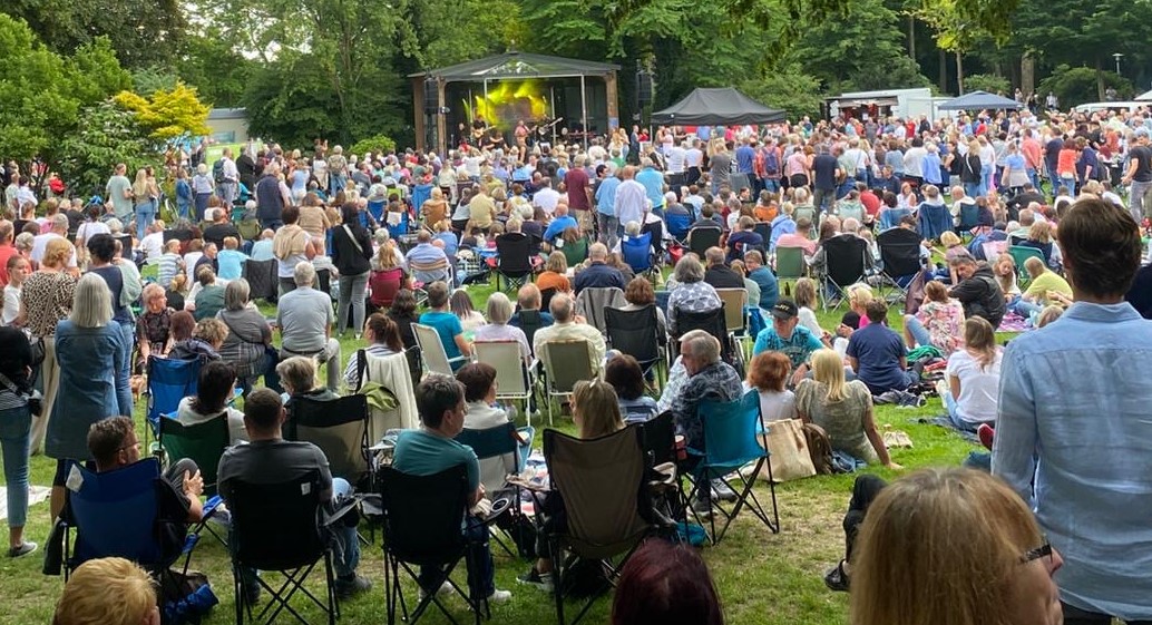 Im Max-Reger-Park feiern 3000 Besucher die Musik des Deutsch-Rockers Peter Maffay