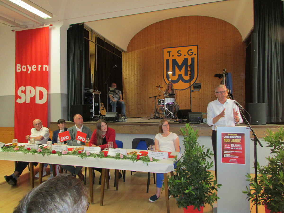 Volles Haus bei der 100-Jahr Feier der SPD Mantel in der TSG-Turnhalle