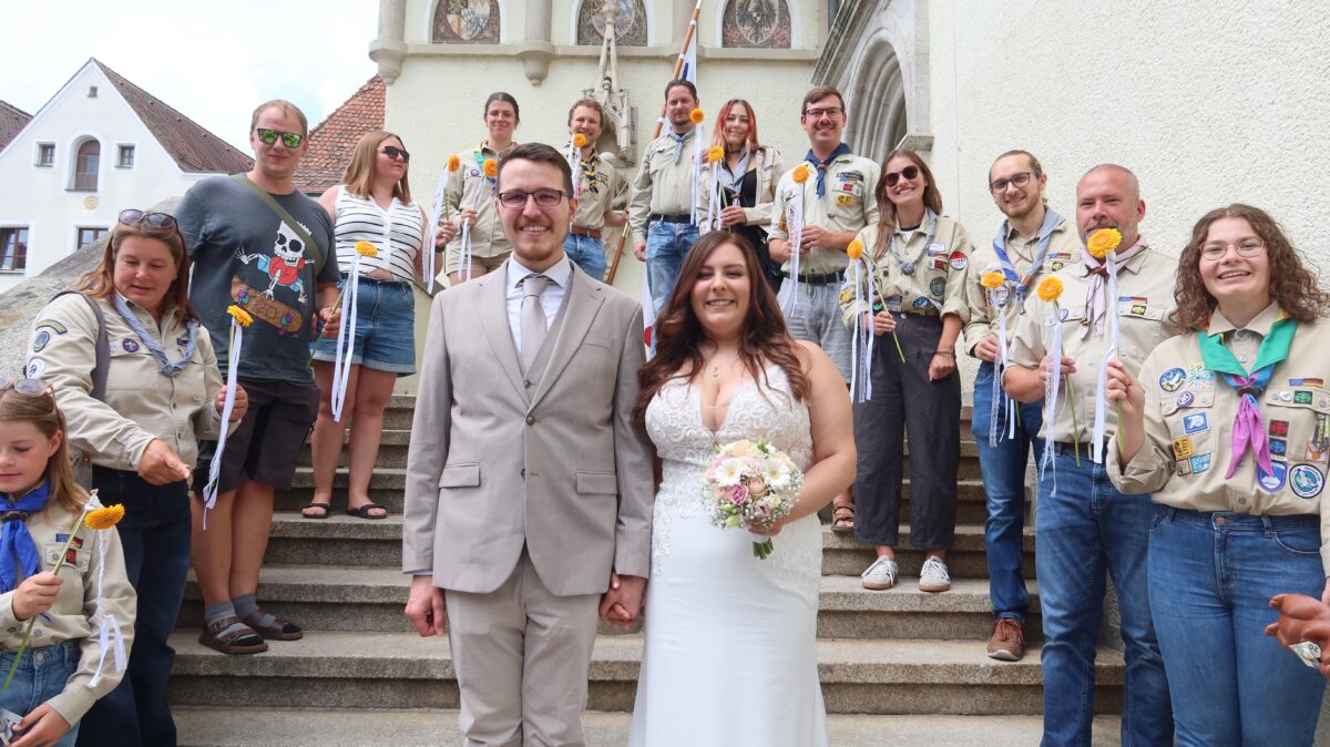 Nicola und Verena Schlömmer geben sich Pfadfinder-Ja-Wort im Standesamt