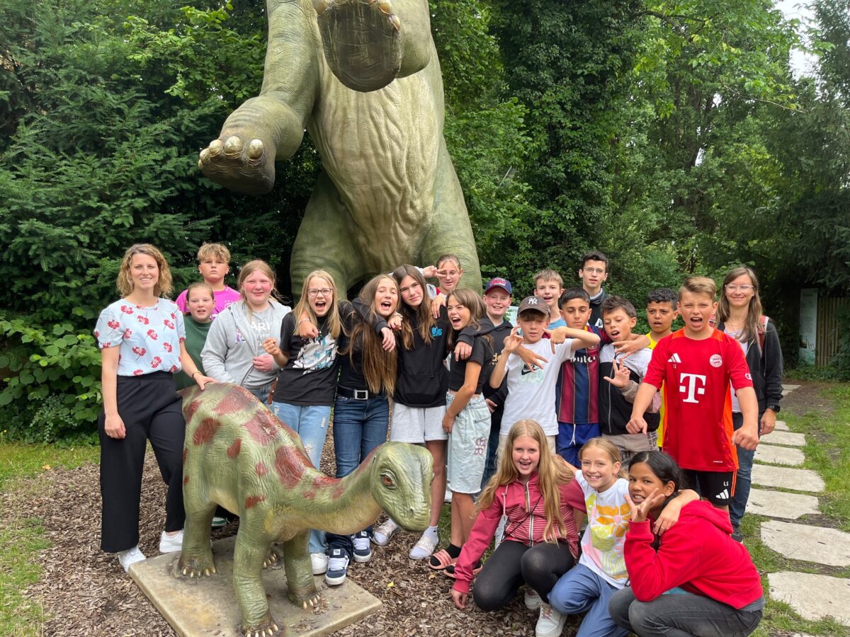 Schüler aus Pressath erkunden Dinosaurier im Urweltmuseum