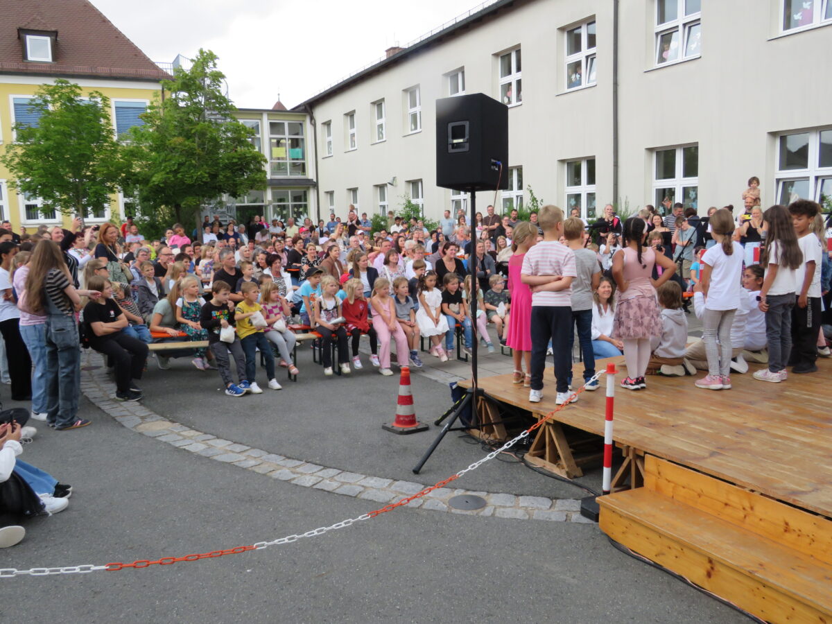 Gute Unterhaltung beim Grundschulfest