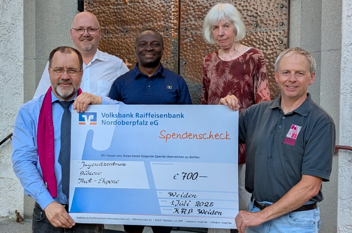 KAB-Ortsvereine Weiden-Ost und St. Konrad spenden 700 Euro für Jugendprojekt in Nigeria