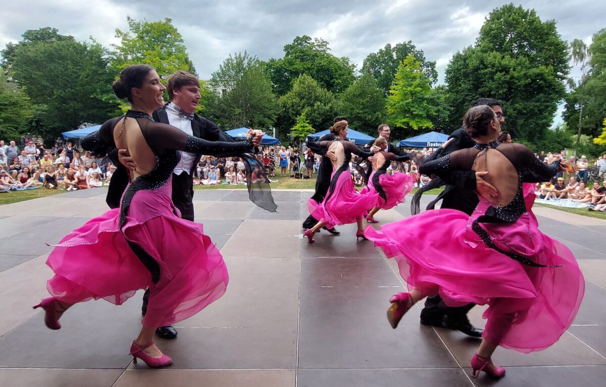 Tanzschule Höllriegl verzaubert Sommerserenaden-Besucher mit Tanzakrobatik und fließenden Bewegungen