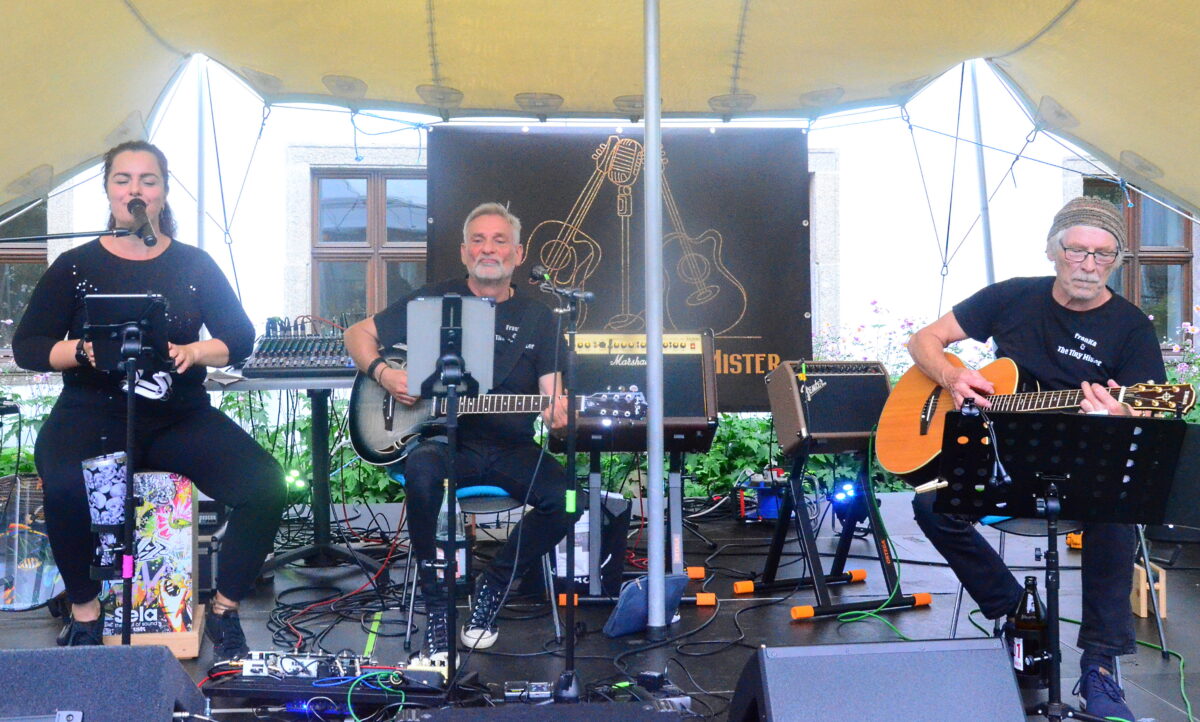 Cigar Box Guitar, Rainmaker und Looper beim Hut-Konzert im Innenhof der Regionalbibliothek