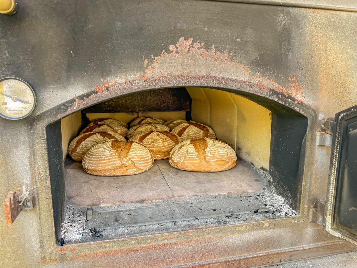 Unterbrucker backen Brot für den Erntedankzug