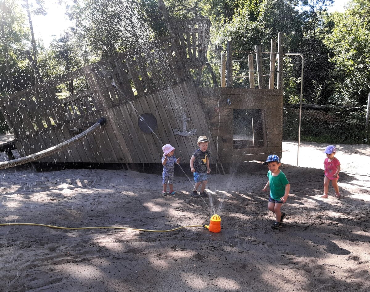 Wasserspaß bei Hitze im Kinderhaus St. Sebastian