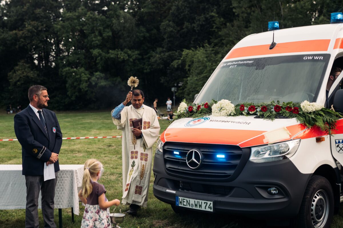 Fahrzeugsegnung und Leistungsschwimmer bei Wasserwacht-Ortsgruppe Weiherhammer