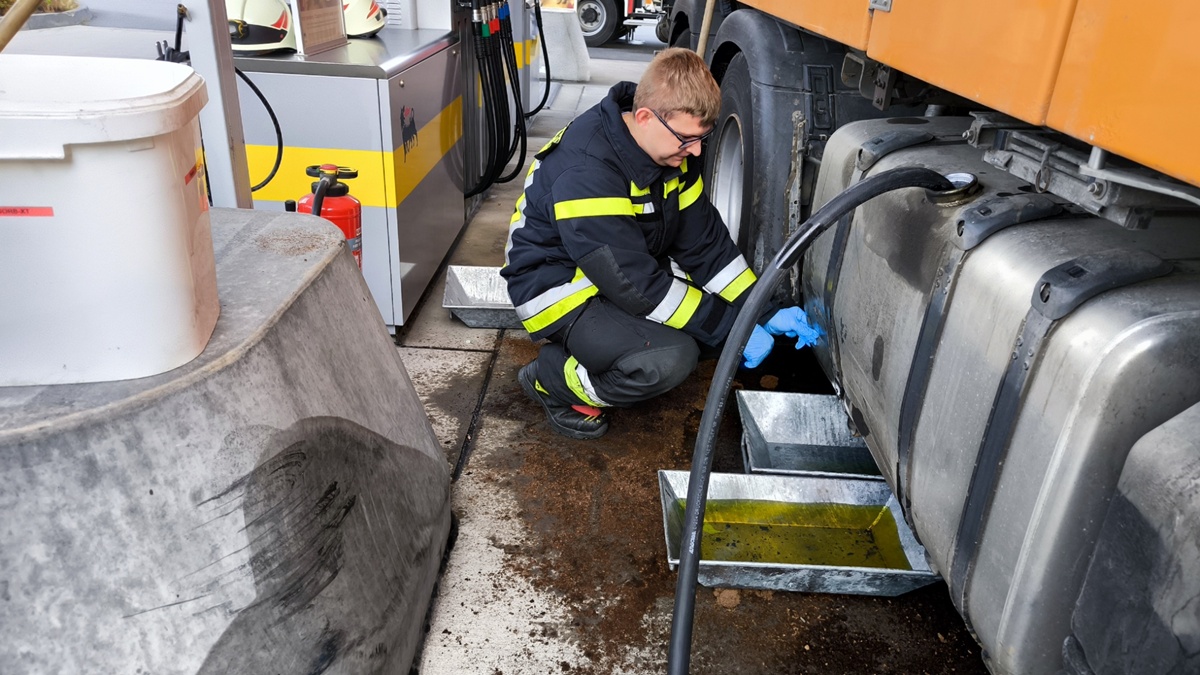 LKW reißt sich den Tank an einem Betonklotz auf