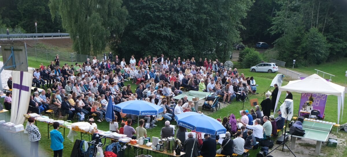 Christliche Gemeinschaft feiert Taufe am Gaisweiher