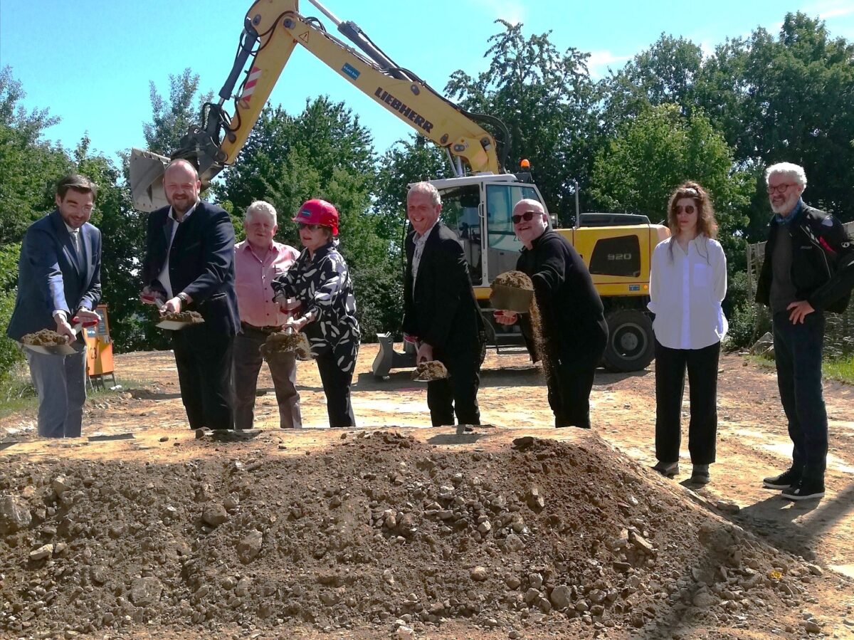 Spatenstich für Erdbodenhaus in Windischeschenbach