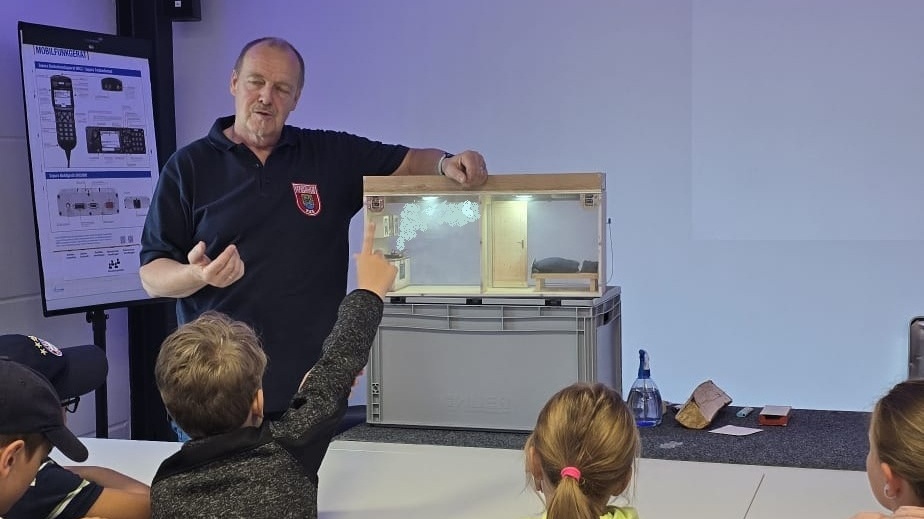 Grundschüler erleben Feuerwehr Floß hautnah