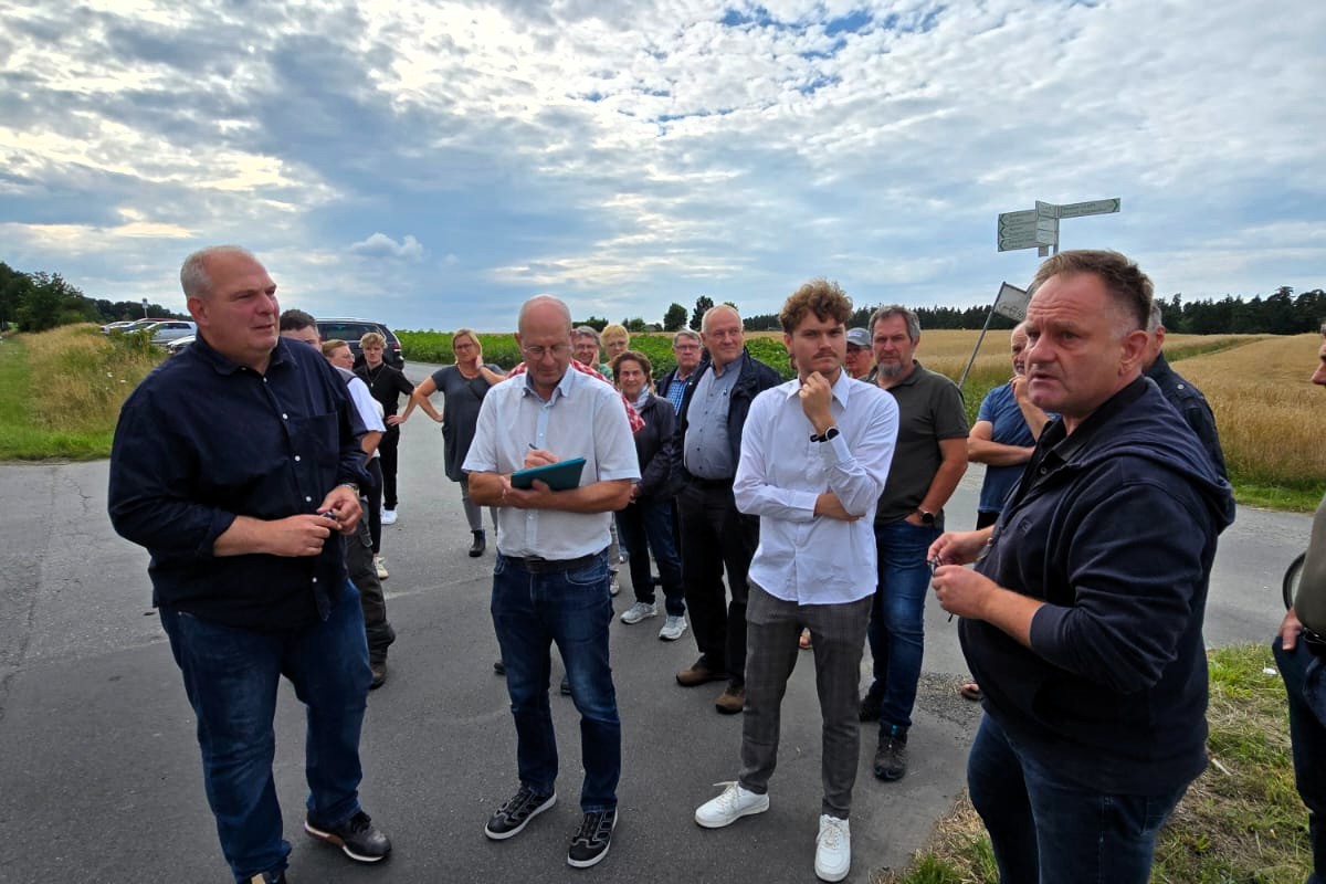 Bushaltestelle und Abzweigung standen in Frauenricht bei der CSU Ortsbesichtigung im Mittelpunkt