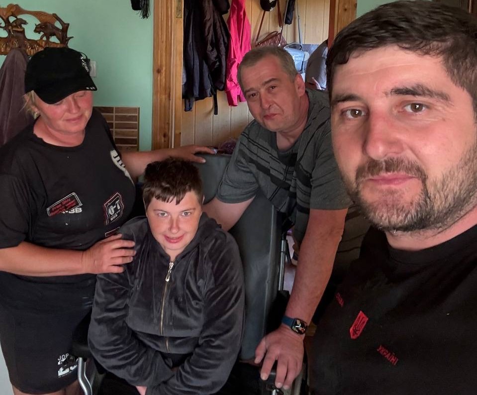 Space Eye macht schwerstbehindertes Mädchen in der Ukraine glücklich