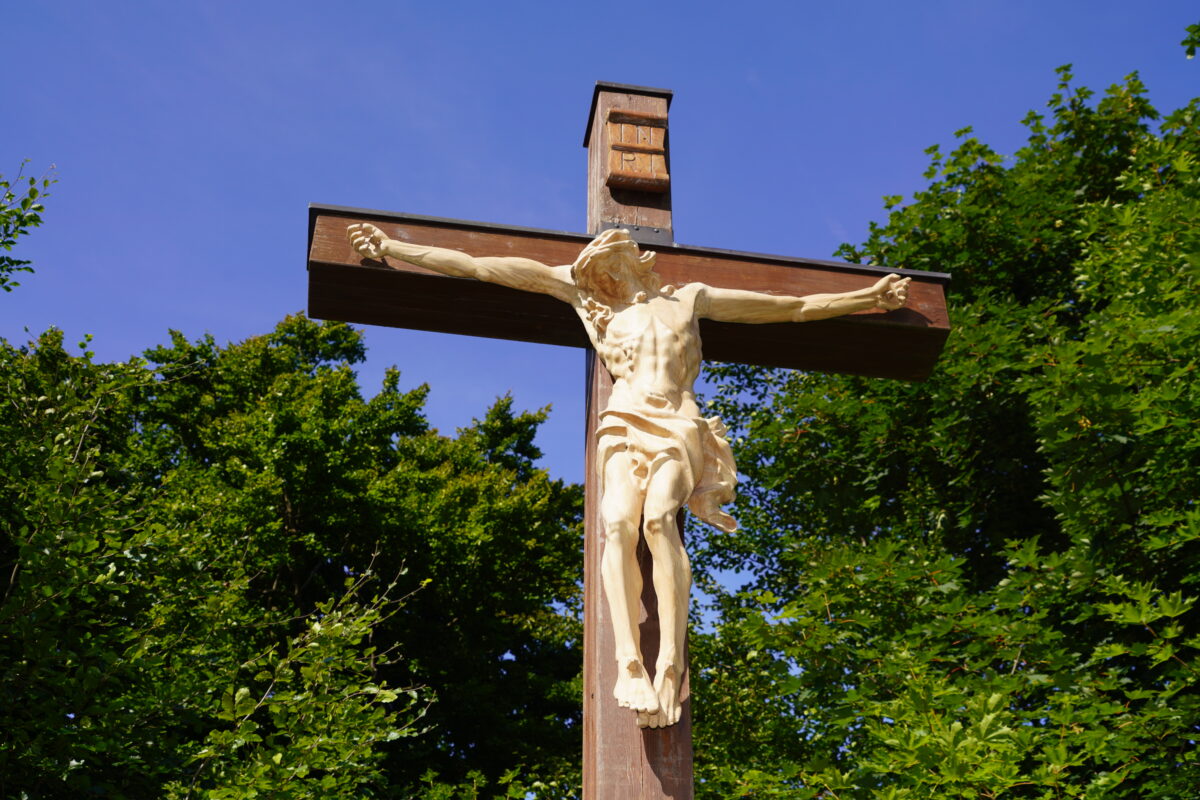 Neue Christusfigur am Freialtar des Fahrenbergs installiert