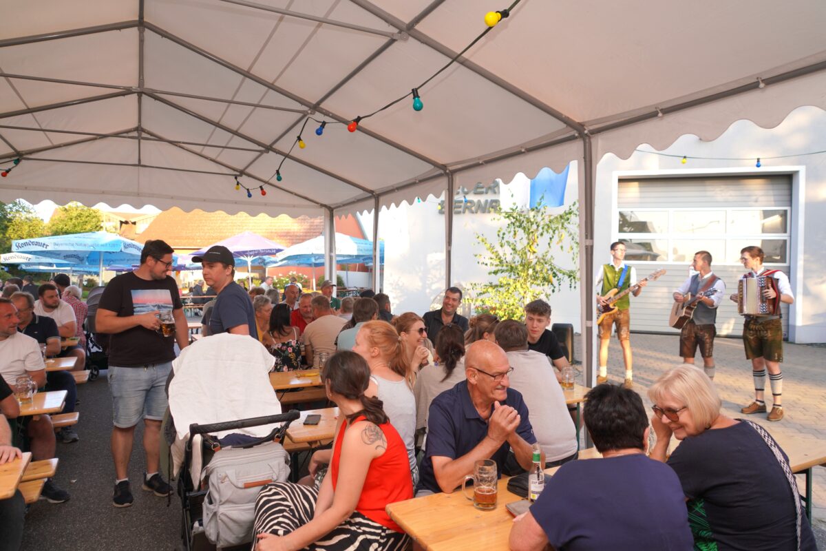 Bernriether Feuerwehr feiert mitten im Dorf