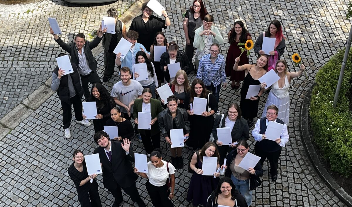 Zertifikate bei der Abschlussfeier am Sprachenzentrum Oberpfalz