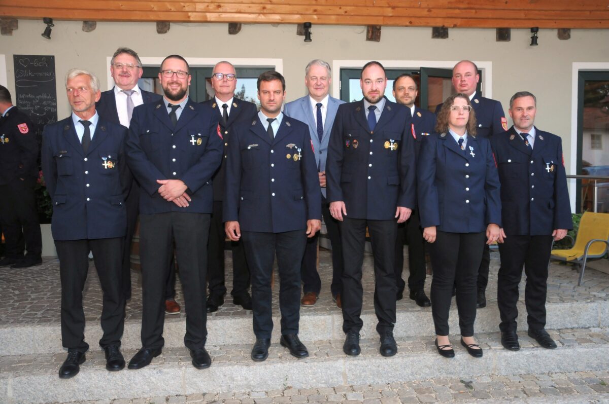 Acht Ehrenabzeichen für Vilsecks Feuerwehrler verliehen