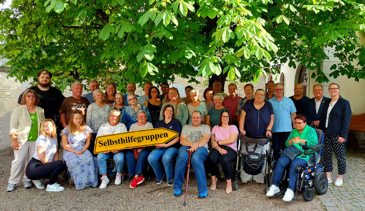 Die Teilnehmerinnen und Teilnehmer des traditionellen Sommer-Stammtisches für regionale Selbsthilfegruppen. Foto und Copyright Cornelia Lochner.jpg