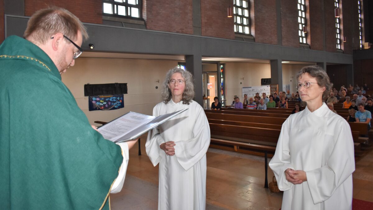 Christine Gößl und Waltraud Dobmann dürfen Beerdigungsdienste übernehmen