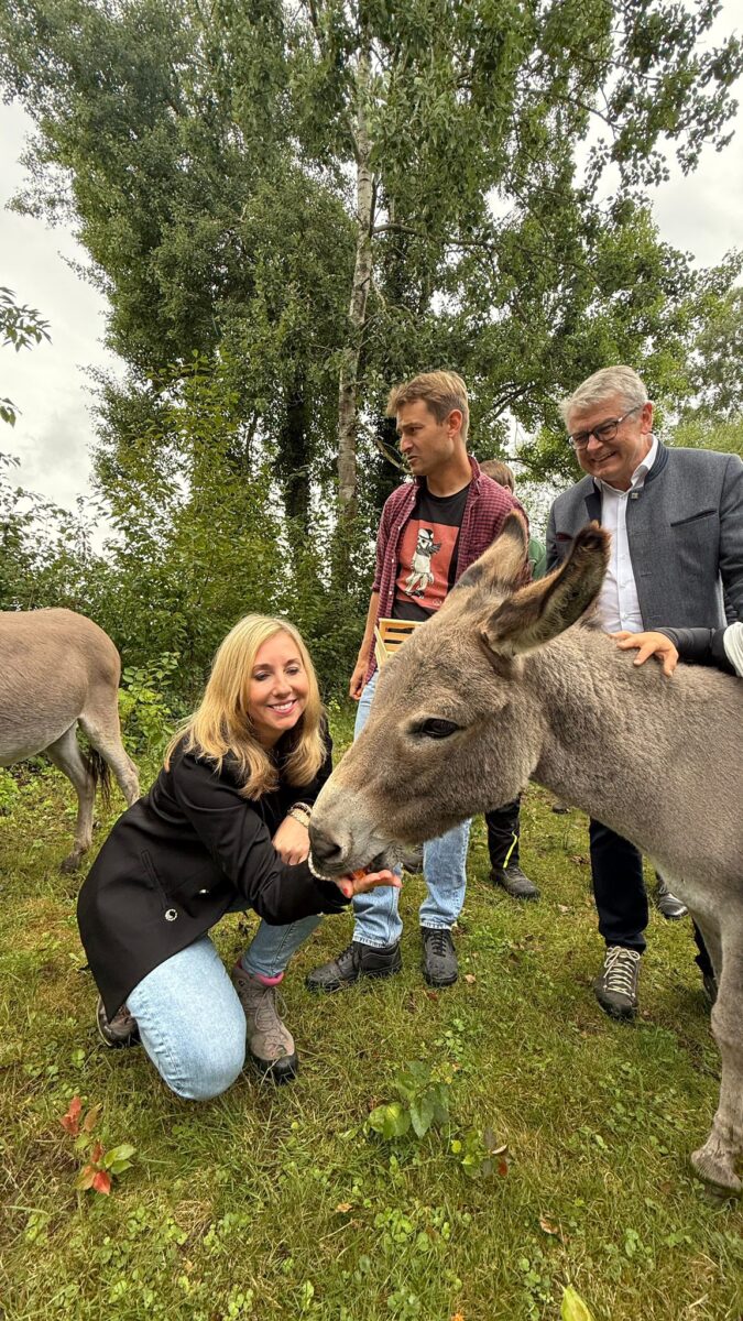 Kultusministerin lobt Eselprojekt in Neunburg vorm Wald