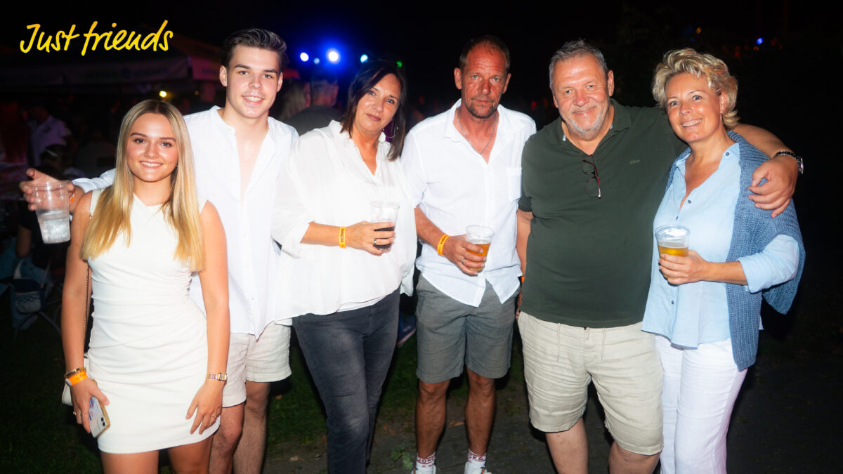 Just friends: Stimmungsvolle Sommernacht im Weidener Schätzlerbad