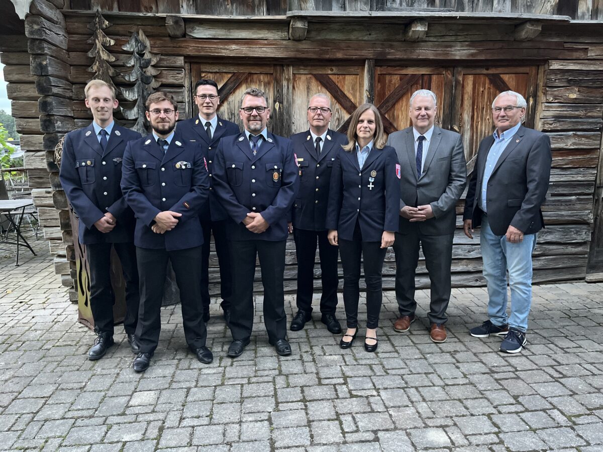 Ehrung für jahrzehntelangen Feuerwehrdienst in Schmidmühlen