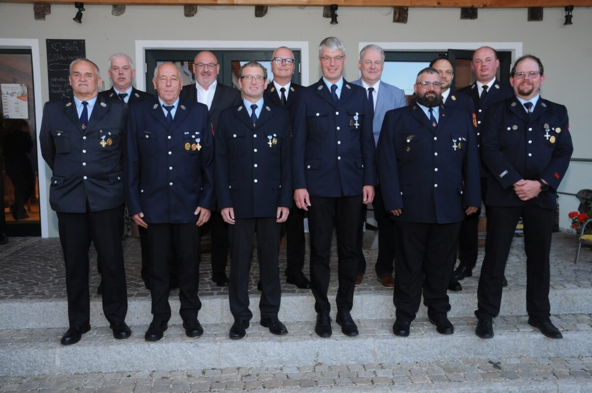 Neun Ehrenzeichen gehen an die Freihunger Wehren