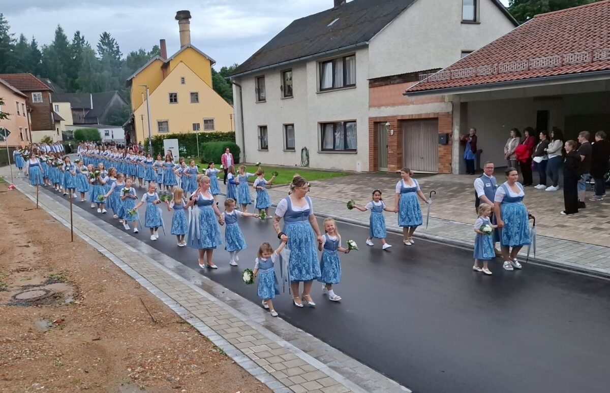 Eslarner Heimatfestzug fasziniert mit Vielfalt