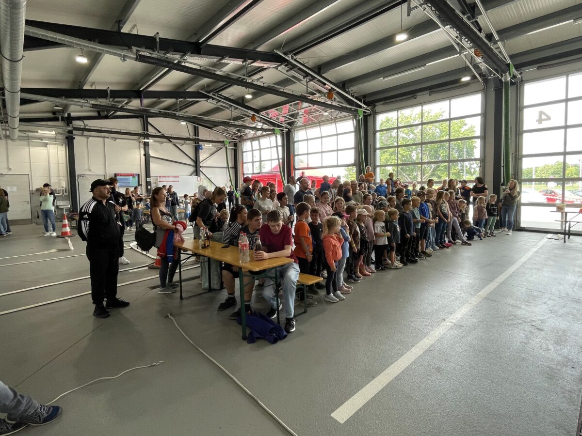 85 Kinder haben Spaß beim Ferienprogramm der Feuerwehr Floß