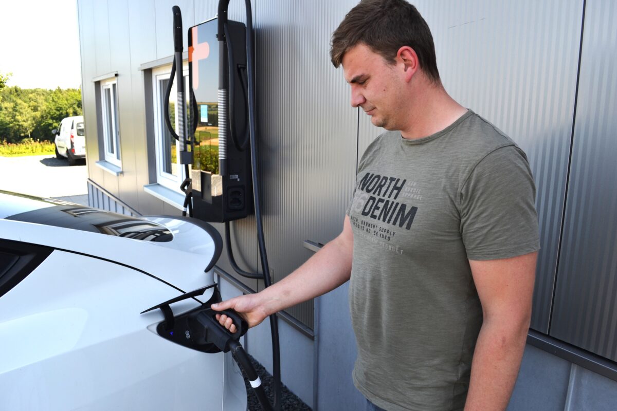 RE Solar erklärt, warum PV-Anlage und Elektromobilität perfekt zusammenpassen