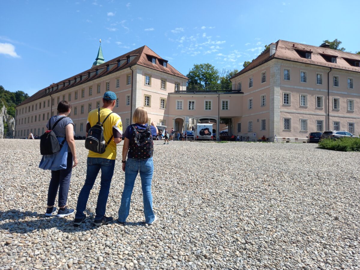 Gemeinschaft stärkt: erfolgreicher Ausflug zum Kloster Weltenburg
