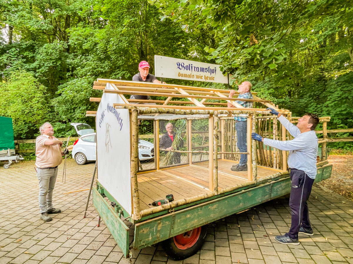 Dorfgemeinschaft Wolframshof bereitet Festwagen für den historischen Erntedankzug vor