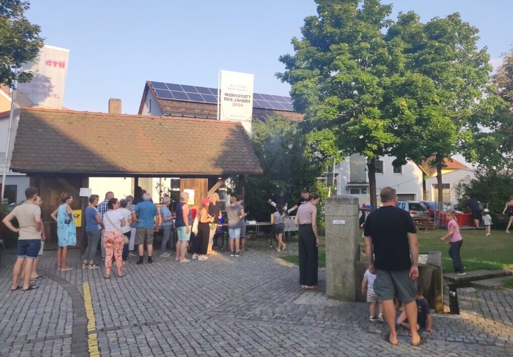 Um den Neudorfer Dorfbrunnen lässt es sich gut feiern
