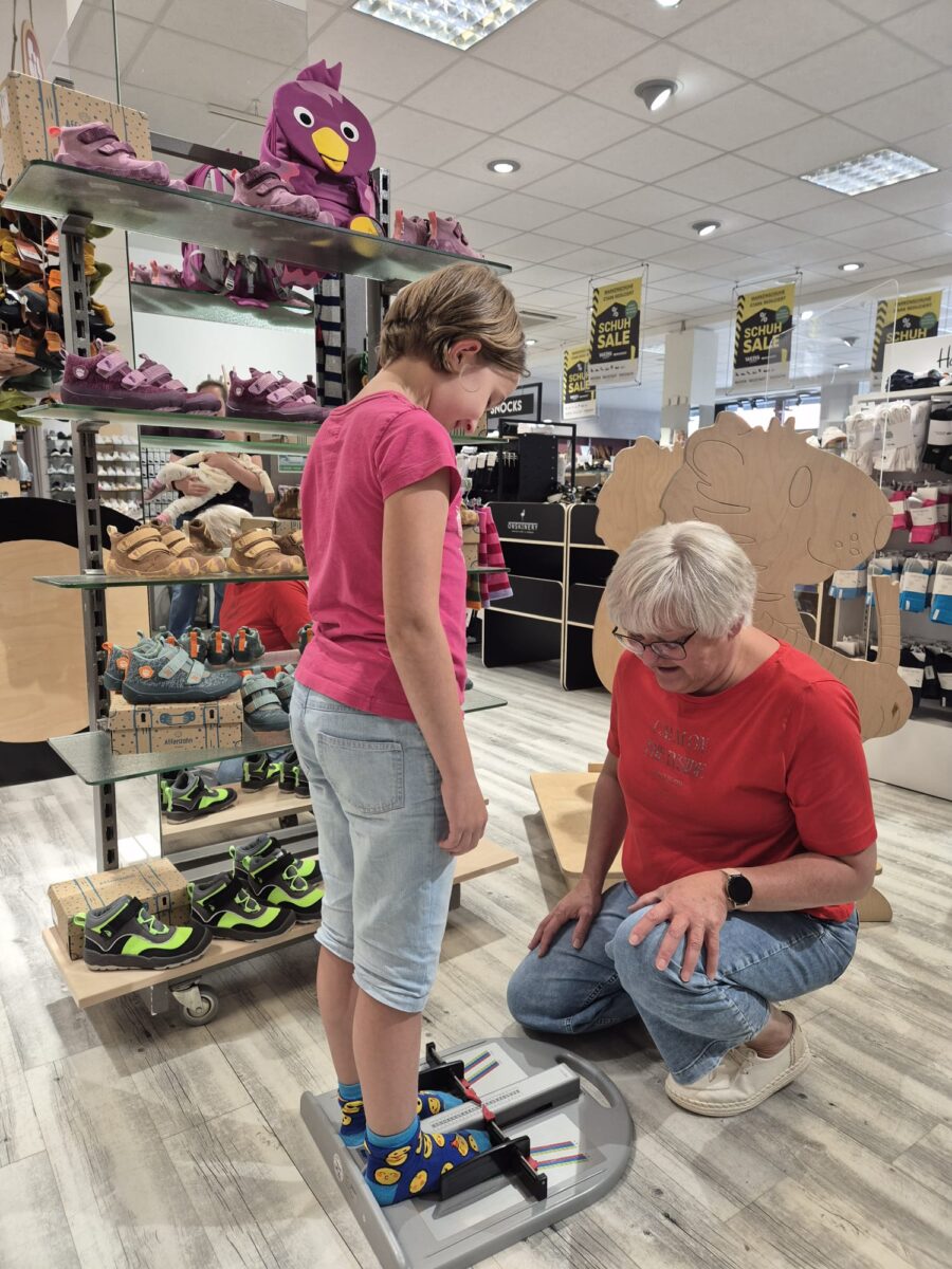 Kinderschuhe mit Vertrauen kaufen: Bei WEISS Schuhe sind kleine Füße in besten Händen