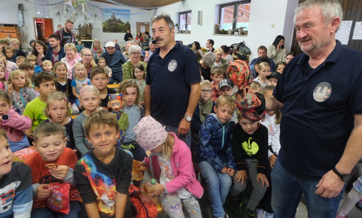 Kasperl zaubert in Floß Freude bei Kindern