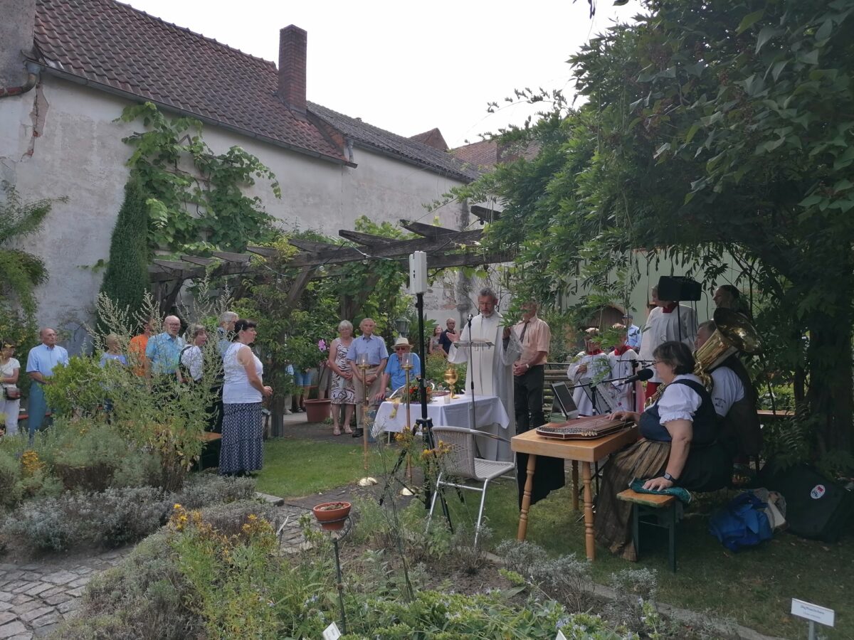 Kräutersegen im Freien gefeiert