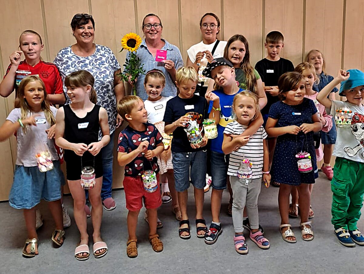 Bunte Windlichter lassen Kinderaugen strahlen – Ferienaktion des Katholischen Frauenbundes Schirmitz